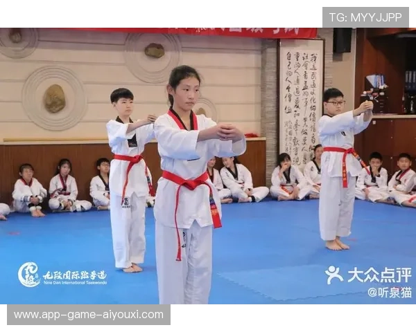 跆拳道队进行专项步伐训练,反应速度提升明显 跆拳道队进行专项步伐训练,反应速度提升明显