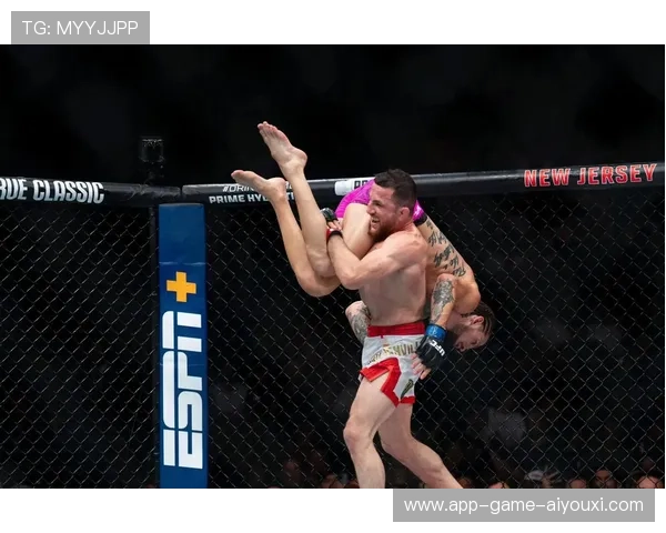 UFC重量级冠军狂轰滥炸，对手险被秒杀