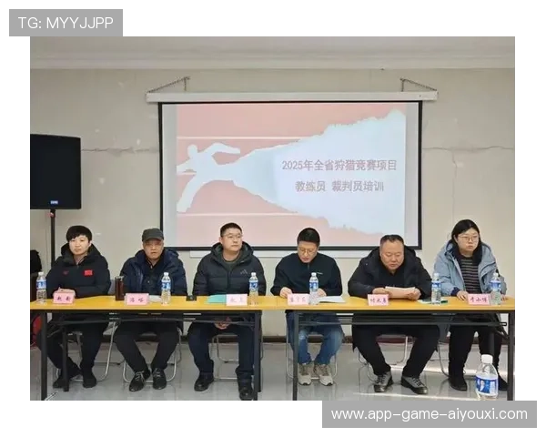 裁判与教练交流会增强规则理解与执行一致性，对裁判判罚有异议,教练员可以上场和裁判沟通